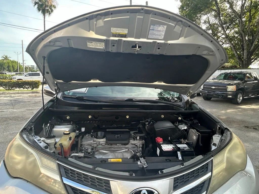 Used 2015 Silver Toyota XLE image 23