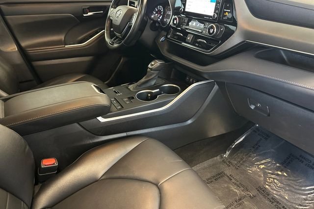 Certified Used 2020 Silver Toyota XLE image 21