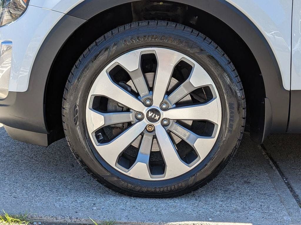 Used 2020 White Kia S image 32