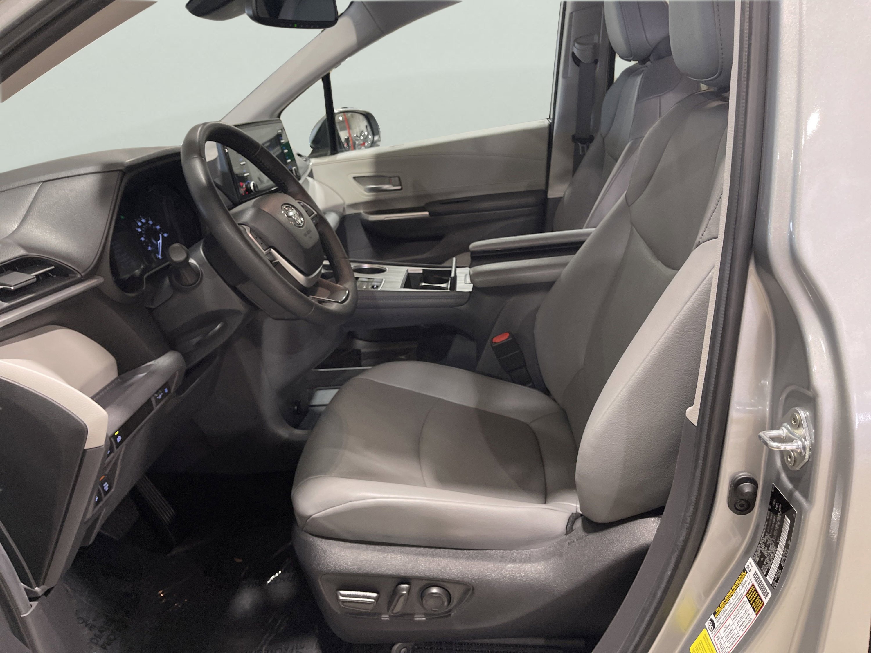 2024 Toyota Sienna XLE - Photo 12