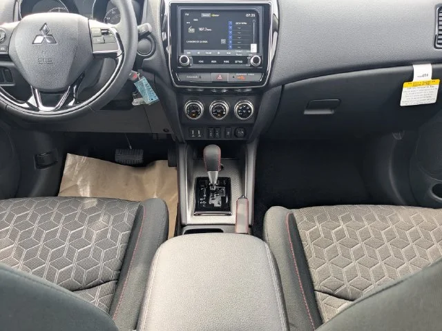 New 2027 Gray Mitsubishi 2.0 LE image 17