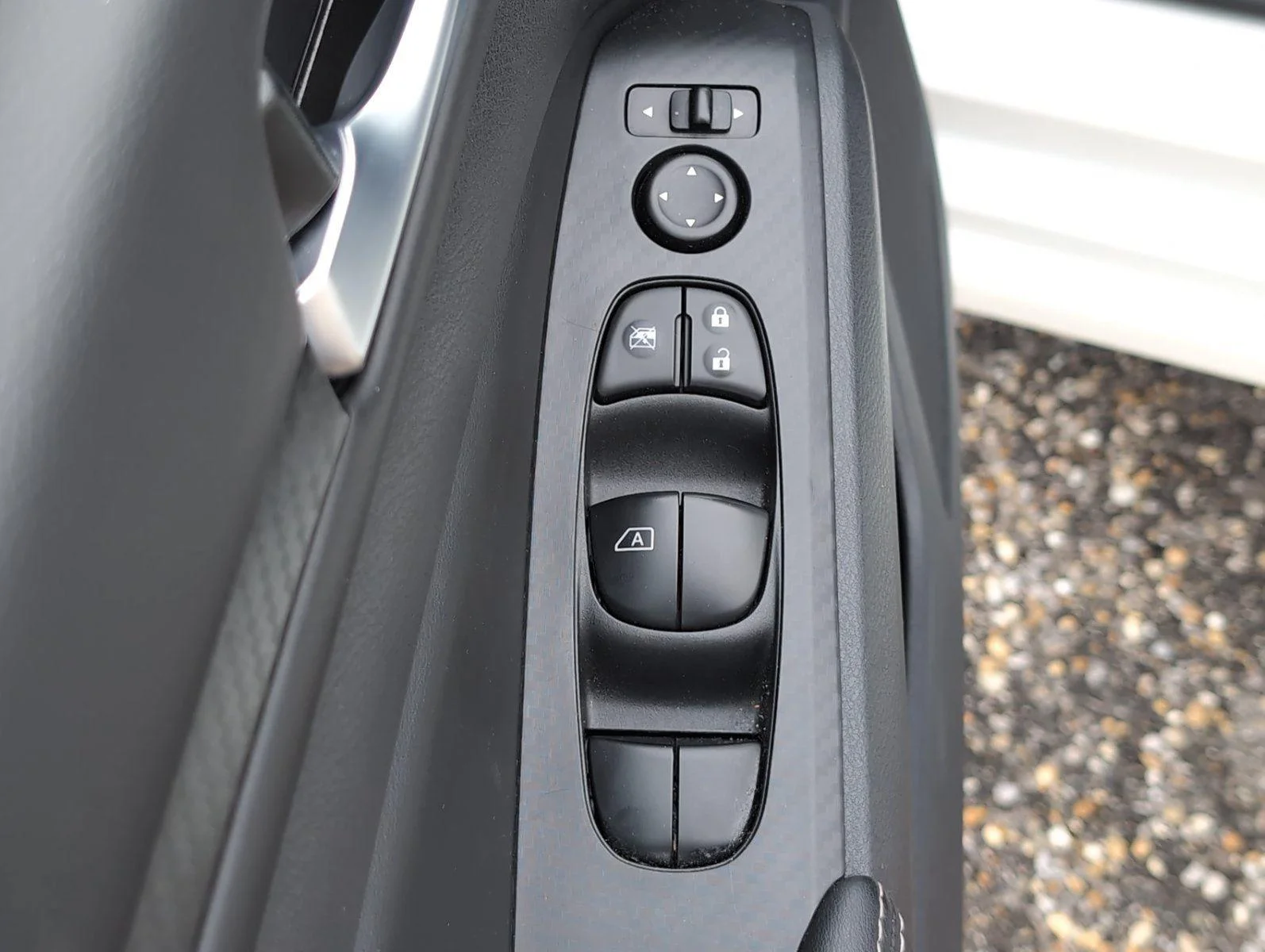Used 2025 Glacier White Nissan SV image 19