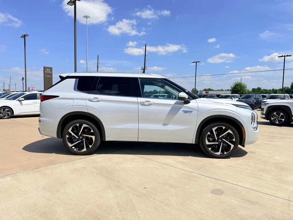 Used 2024 White Diamond Mitsubishi SEL image 5