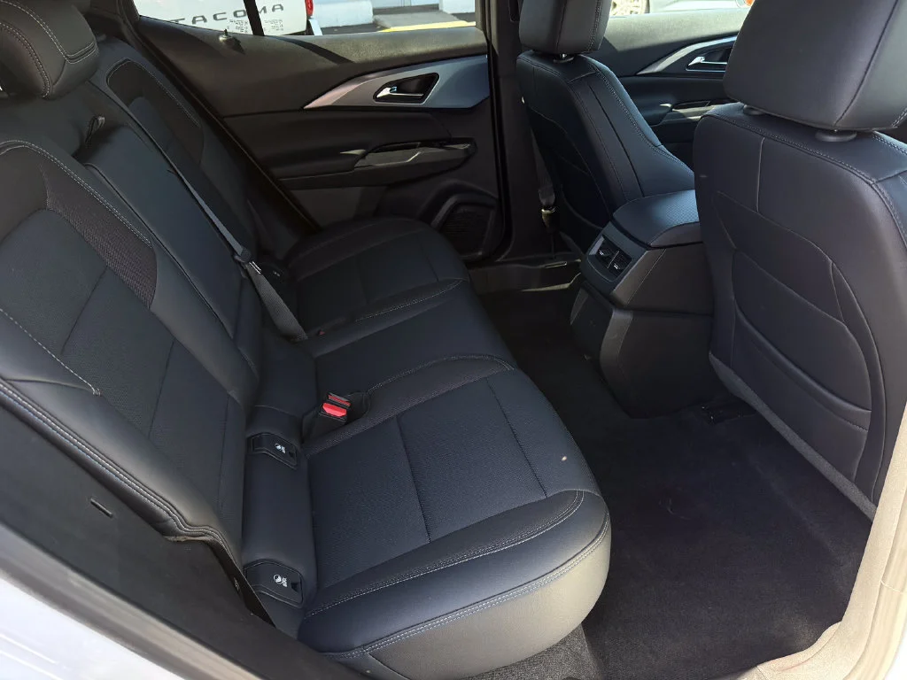 Used 2024 Summit White Chevrolet 2LT image 17