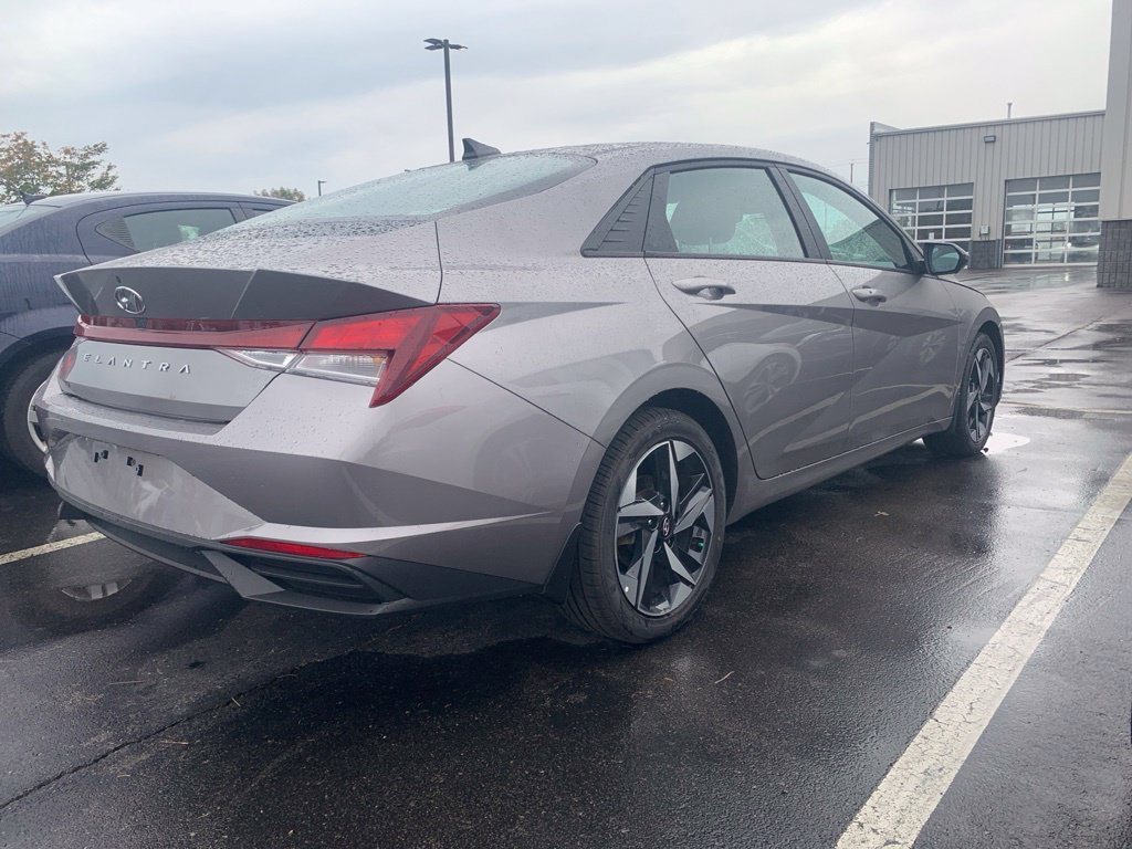 Used 2023 Silver Hyundai SEL image 3