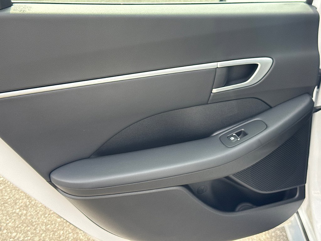 Used 2025 Serenity White Hyundai SEL image 12