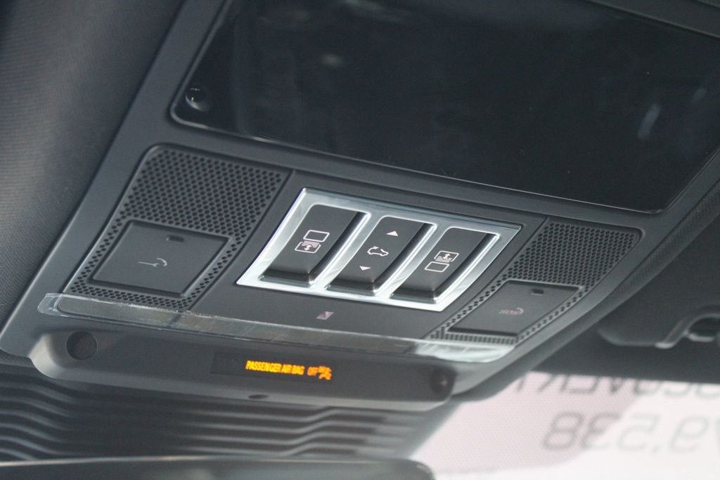 Used 2025  Land Rover Dynamic SE image 33