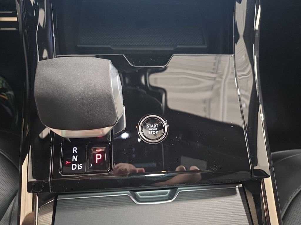 New 2026 Santorini Black Land Rover Dynamic SE image 16