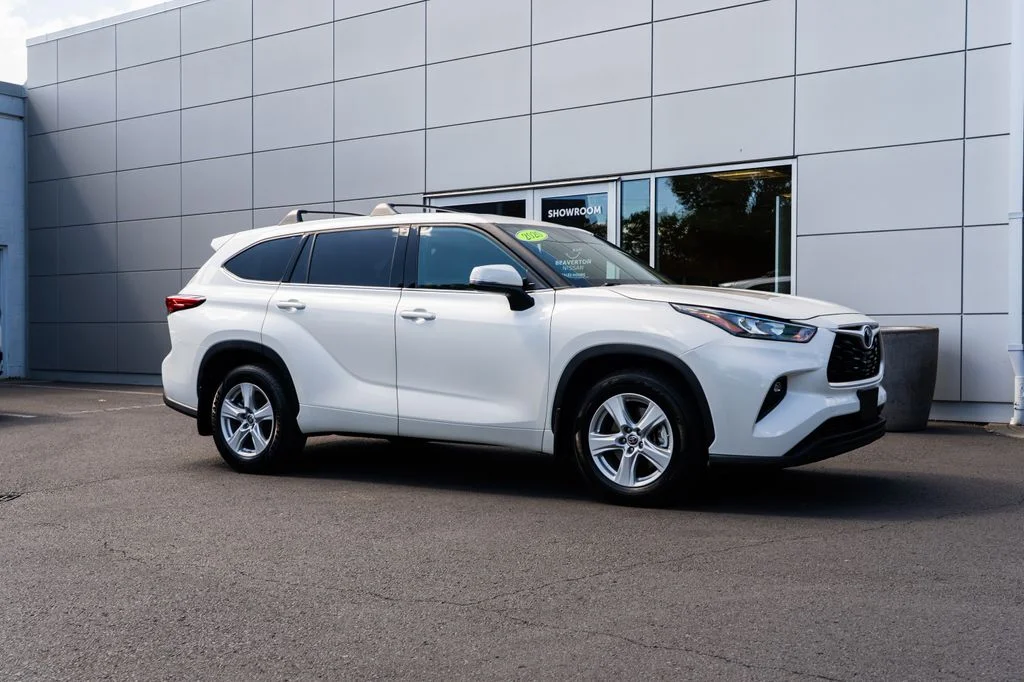 Used 2020 White Toyota LE image 29