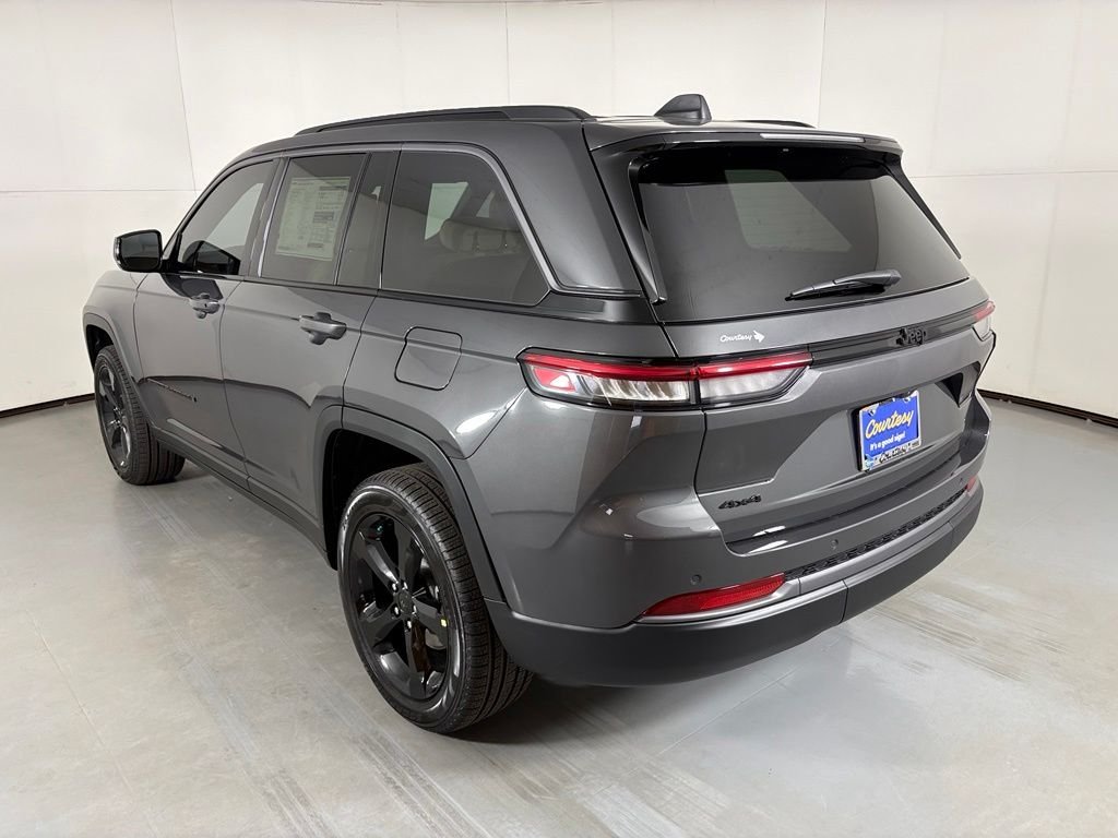 New 2026 Baltic Gray Metallic Clear-Coat Exterior Paint Jeep Limited image 5