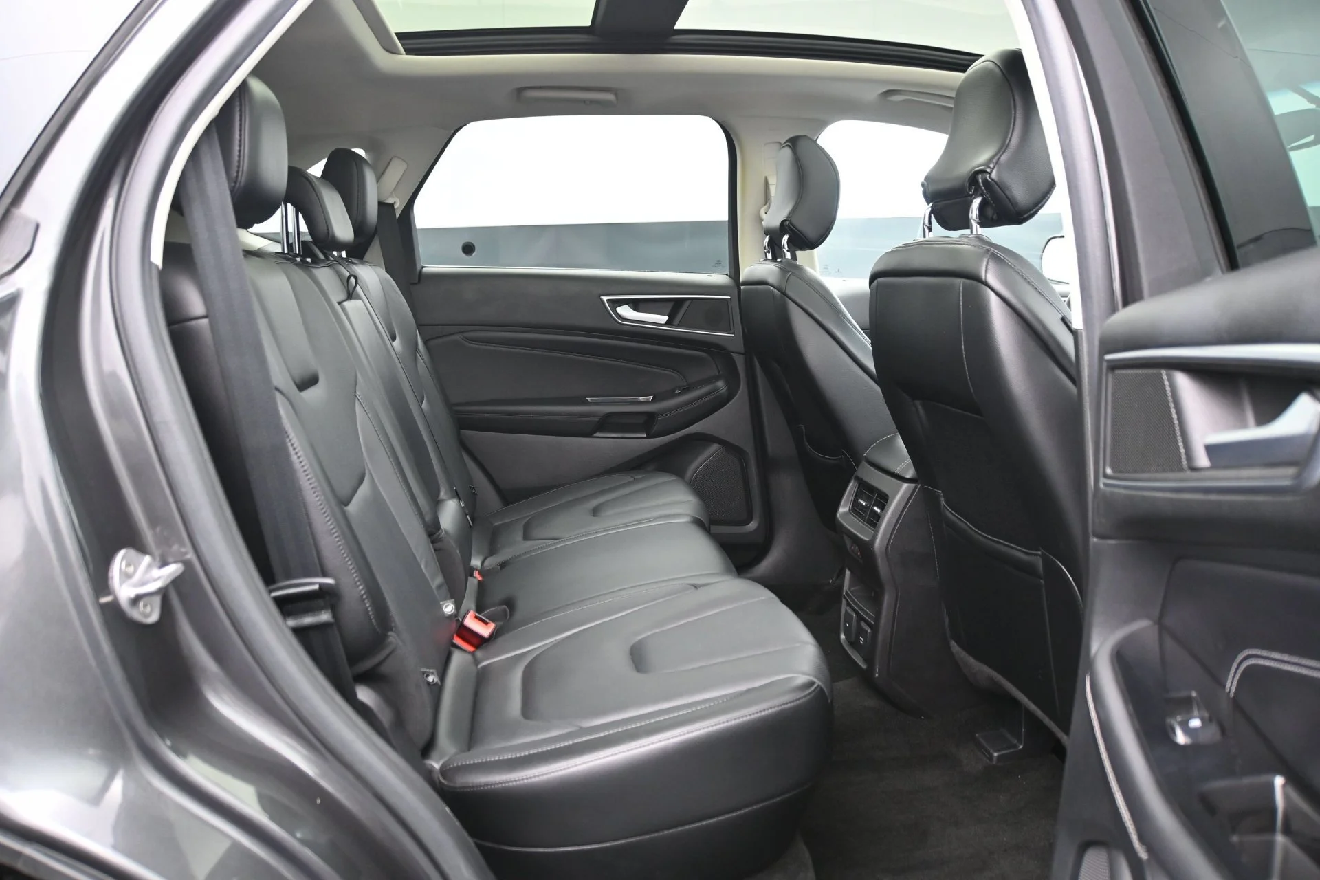 Used 2015  Ford 4D WAGON TITANIUM AWD image 14