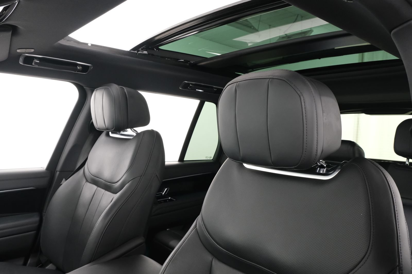 Used 2023 Silver Land Rover SE image 28