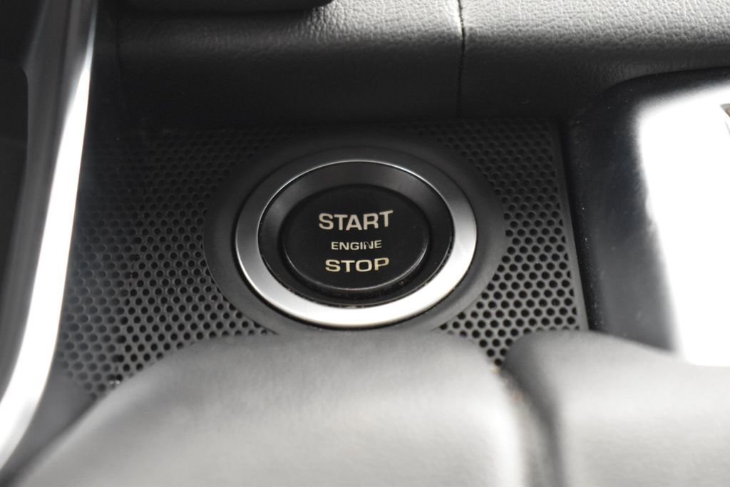 Used 2019 White Land Rover HSE image 14