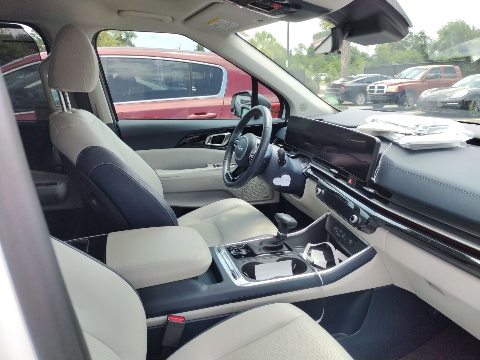 Used 2025 White Kia SX Prestige image 4