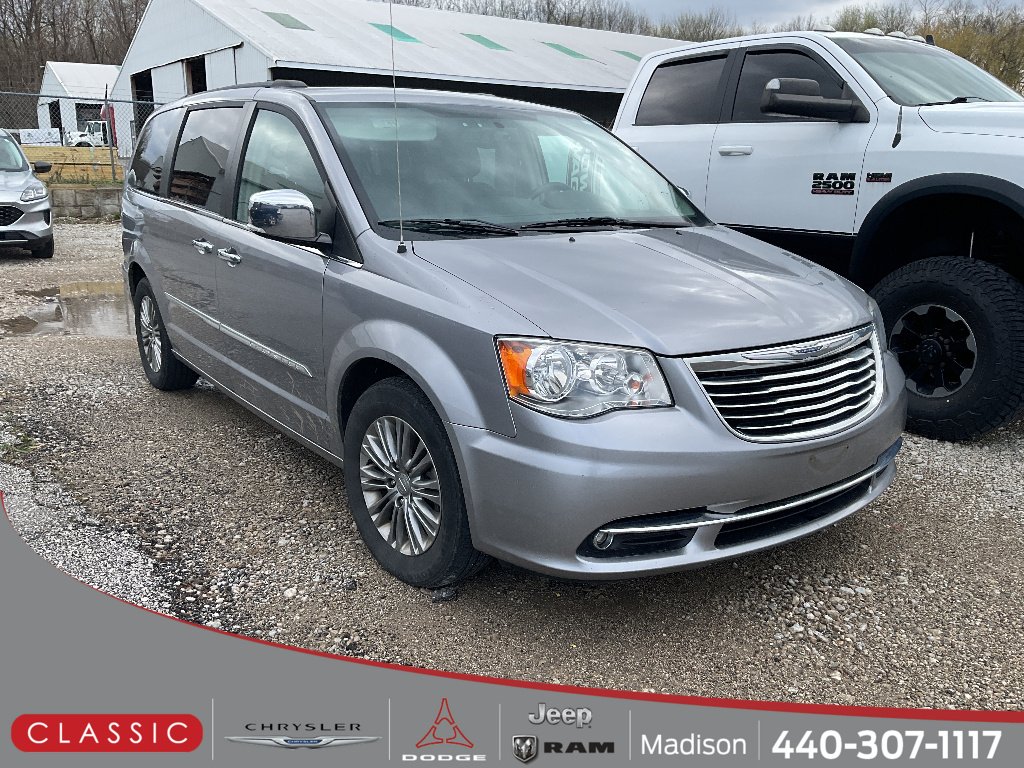 2016 Chrysler Town & Country Touring-L