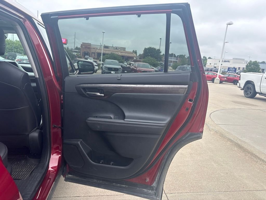 Used 2020 Pearl Toyota Platinum image 31