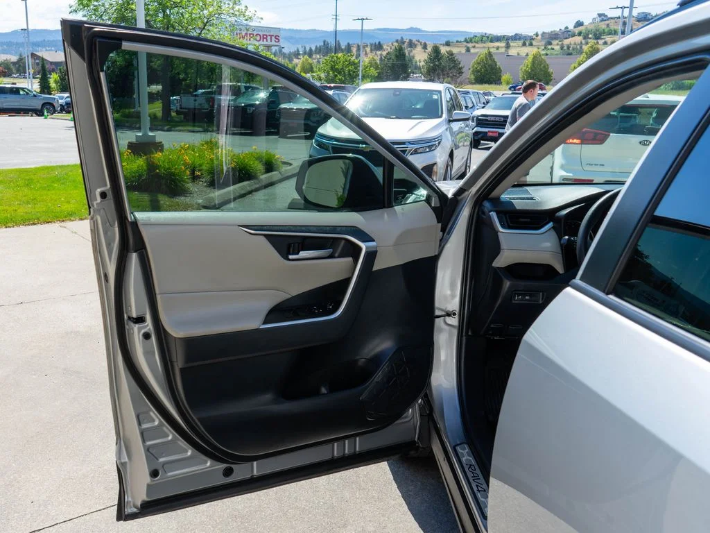 Used 2019 Silver Toyota XLE image 16
