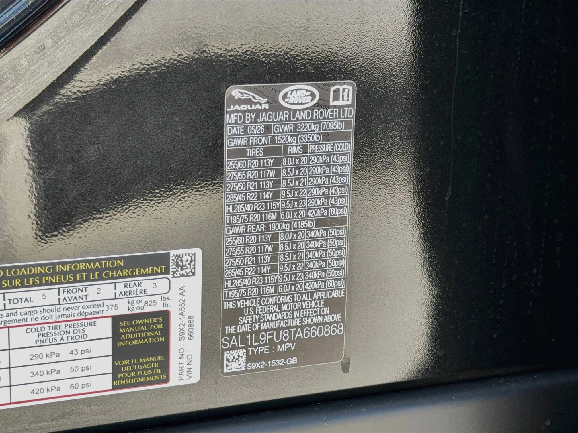 New 2026 Santorini Black Land Rover Dynamic SE image 44