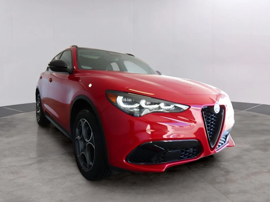 New 2025 Alfa Rosso (Red) Exterior Paint Alfa Romeo Base image 3