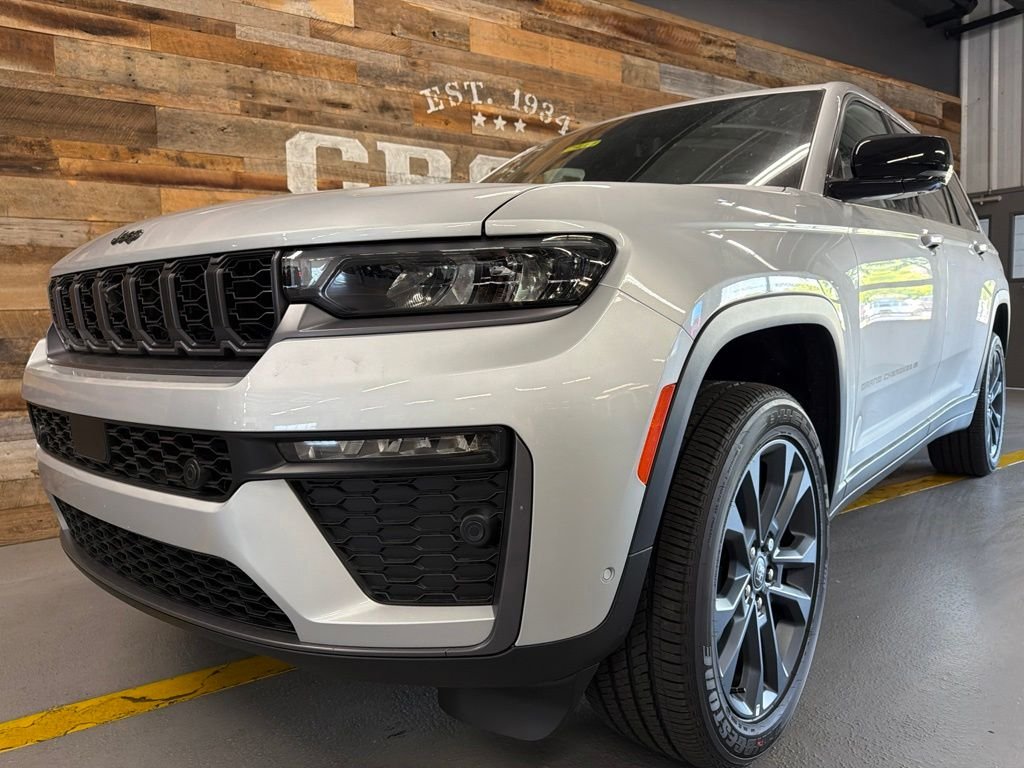 New 2026 Silver Zynith Exterior Paint Jeep Limited image 11