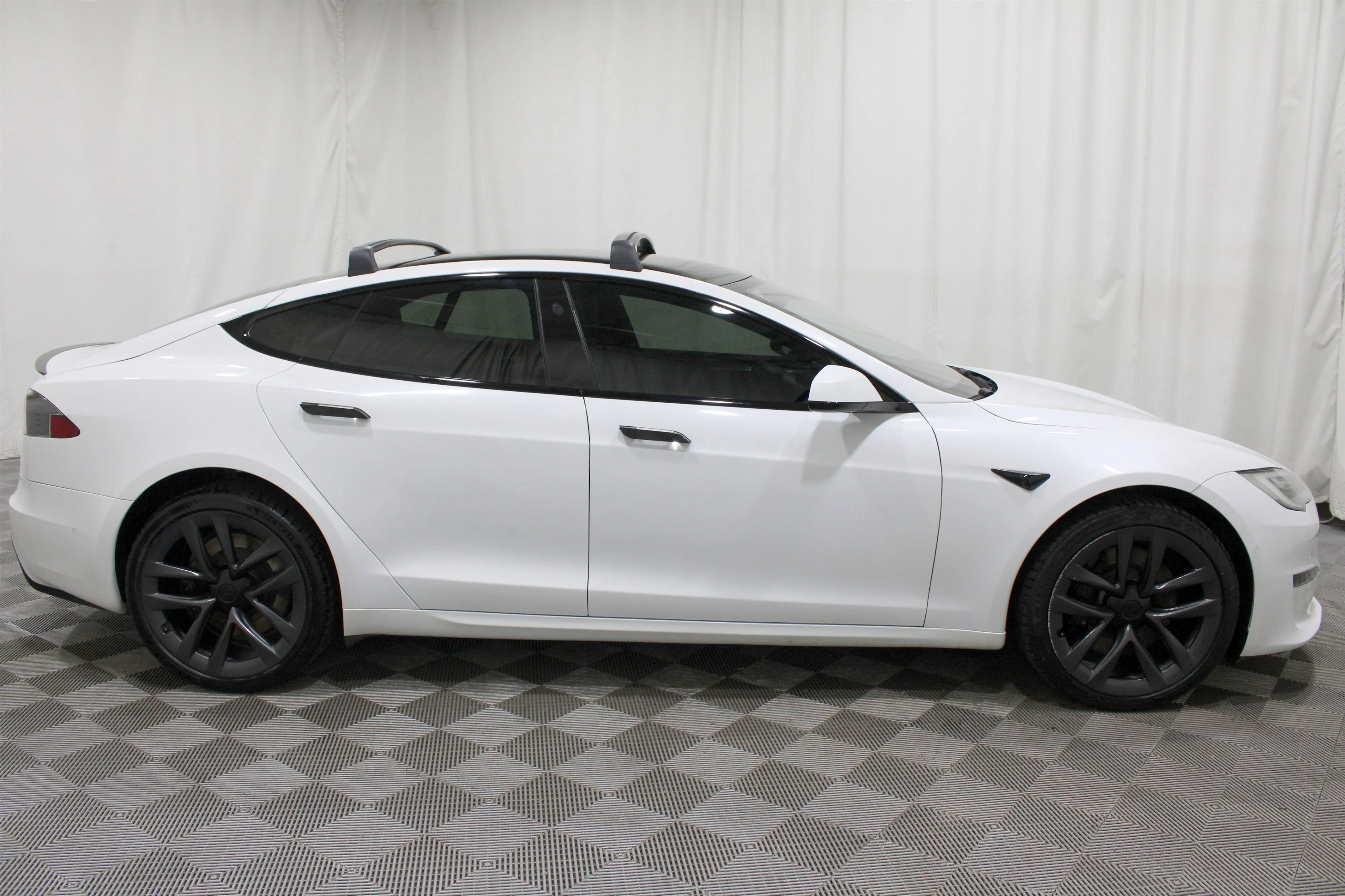 Used 2021 Pearl White Multi-Coat Tesla Plaid image 23