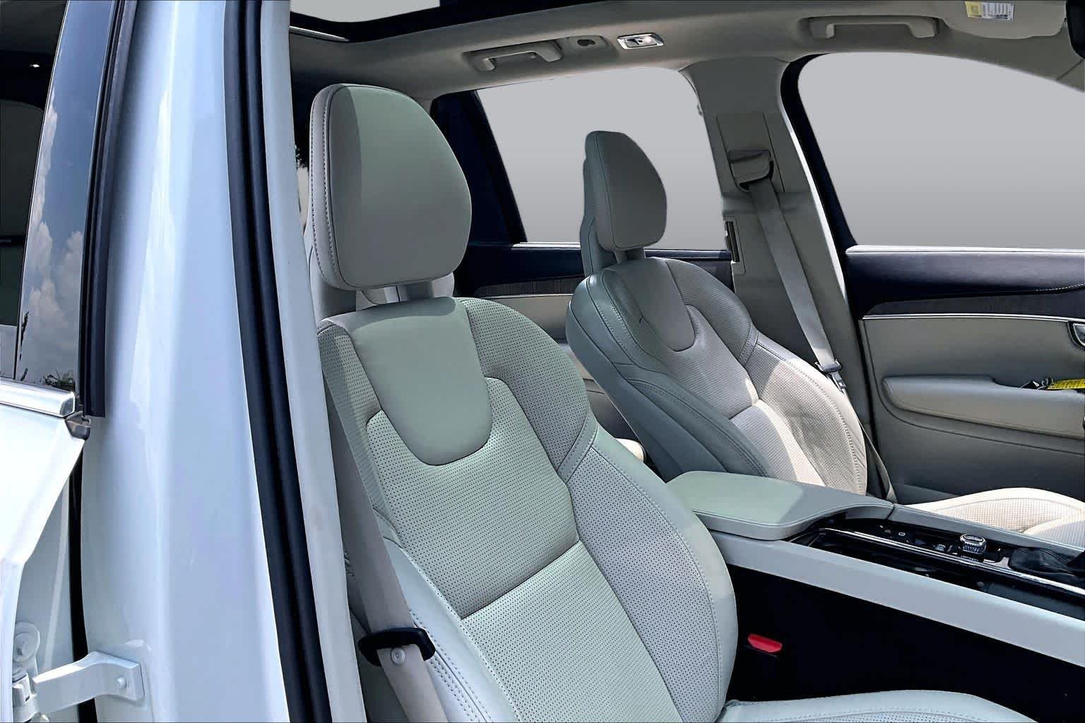 Used 2021 Crystal White Metallic Volvo Inscription image 9