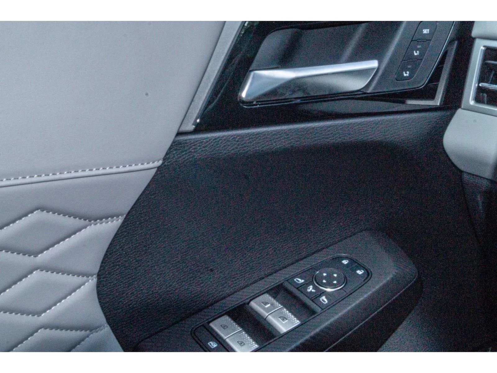 2025 Mitsubishi Outlander Plug-in Hybrid Platinum Edition - Photo 23