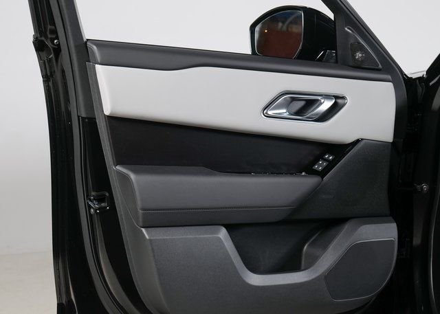 New 2026 Santorini Black Land Rover Dynamic SE image 24