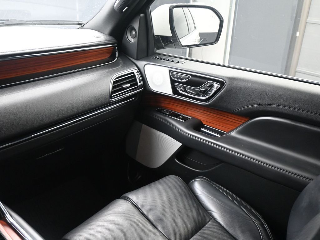 Used 2024 White Lincoln Reserve image 23