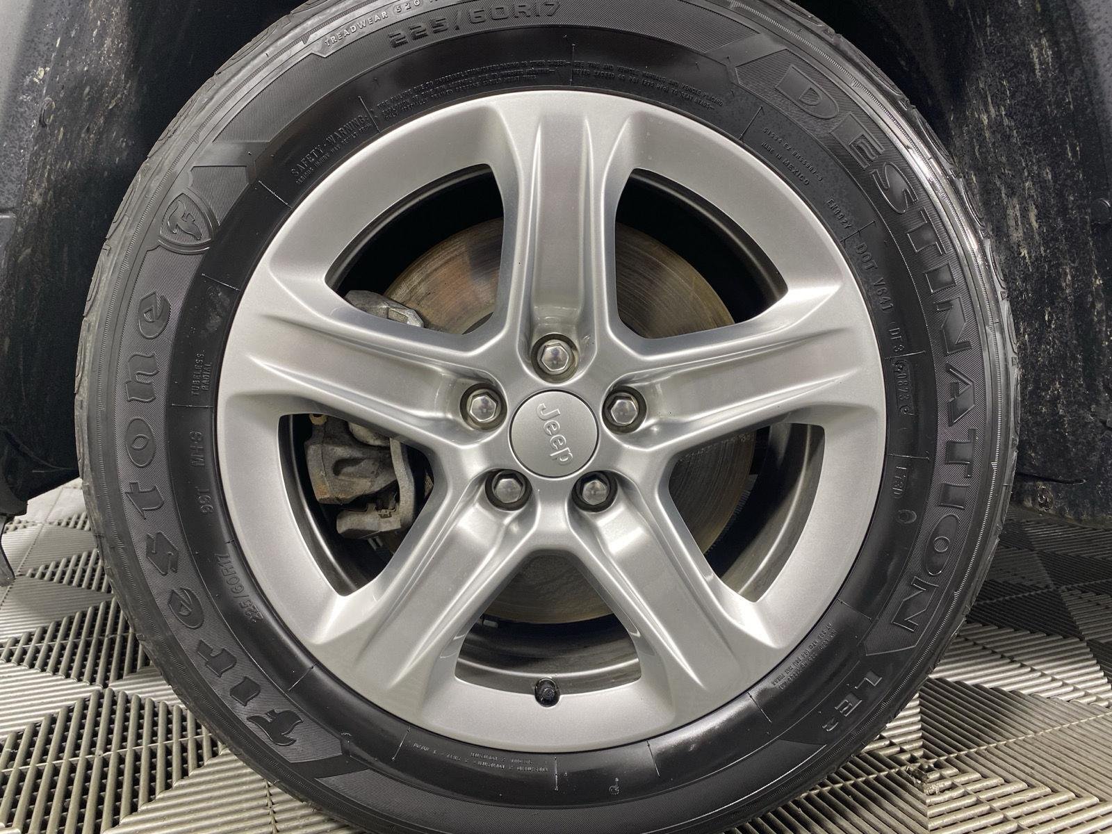 Used 2023 Sting-Gray Clearcoat Jeep Latitude image 12