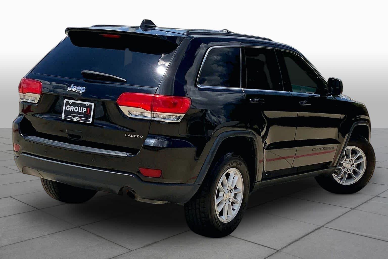 Used 2018 Diamond Black Crystal Pearlcoat Jeep Laredo image 12