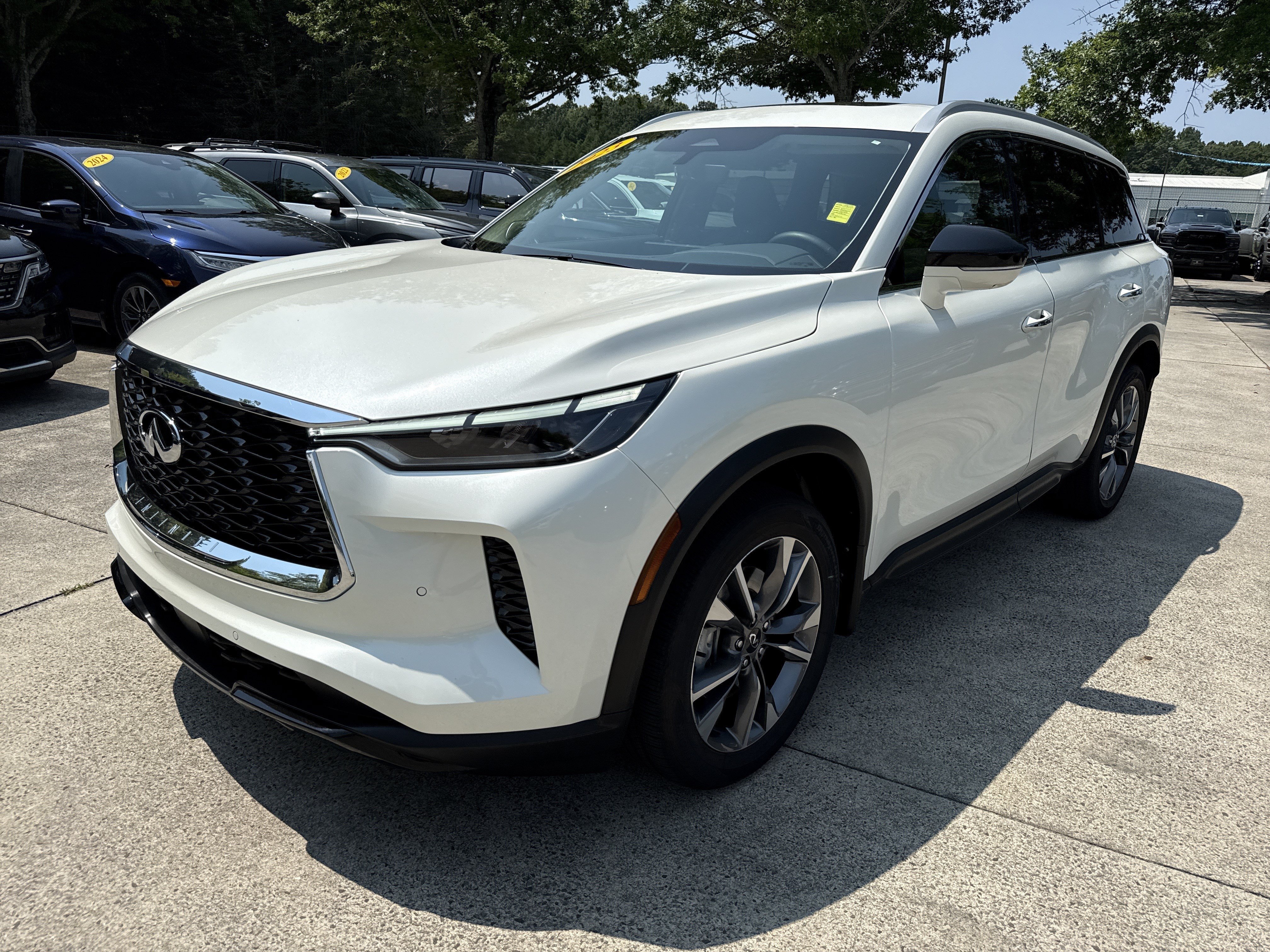 Used 2023 Majestic White INFINITI LUXE image 3