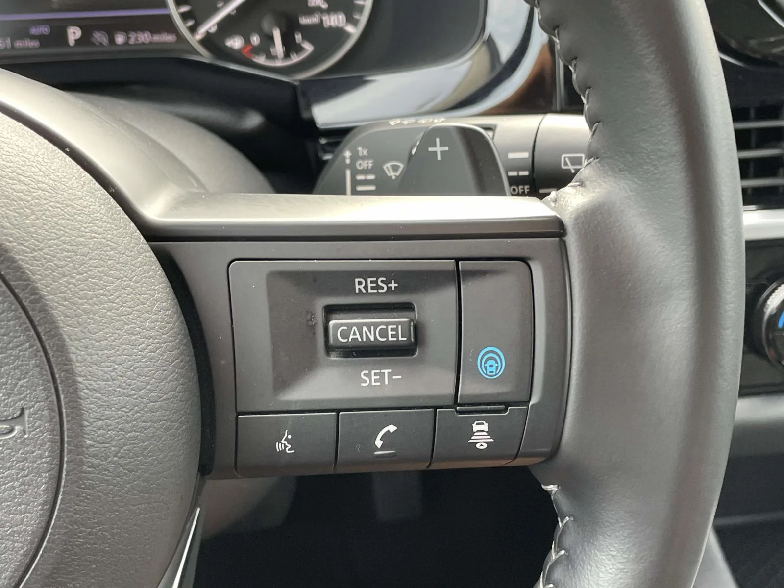 2025 Nissan Pathfinder SV - Photo 11