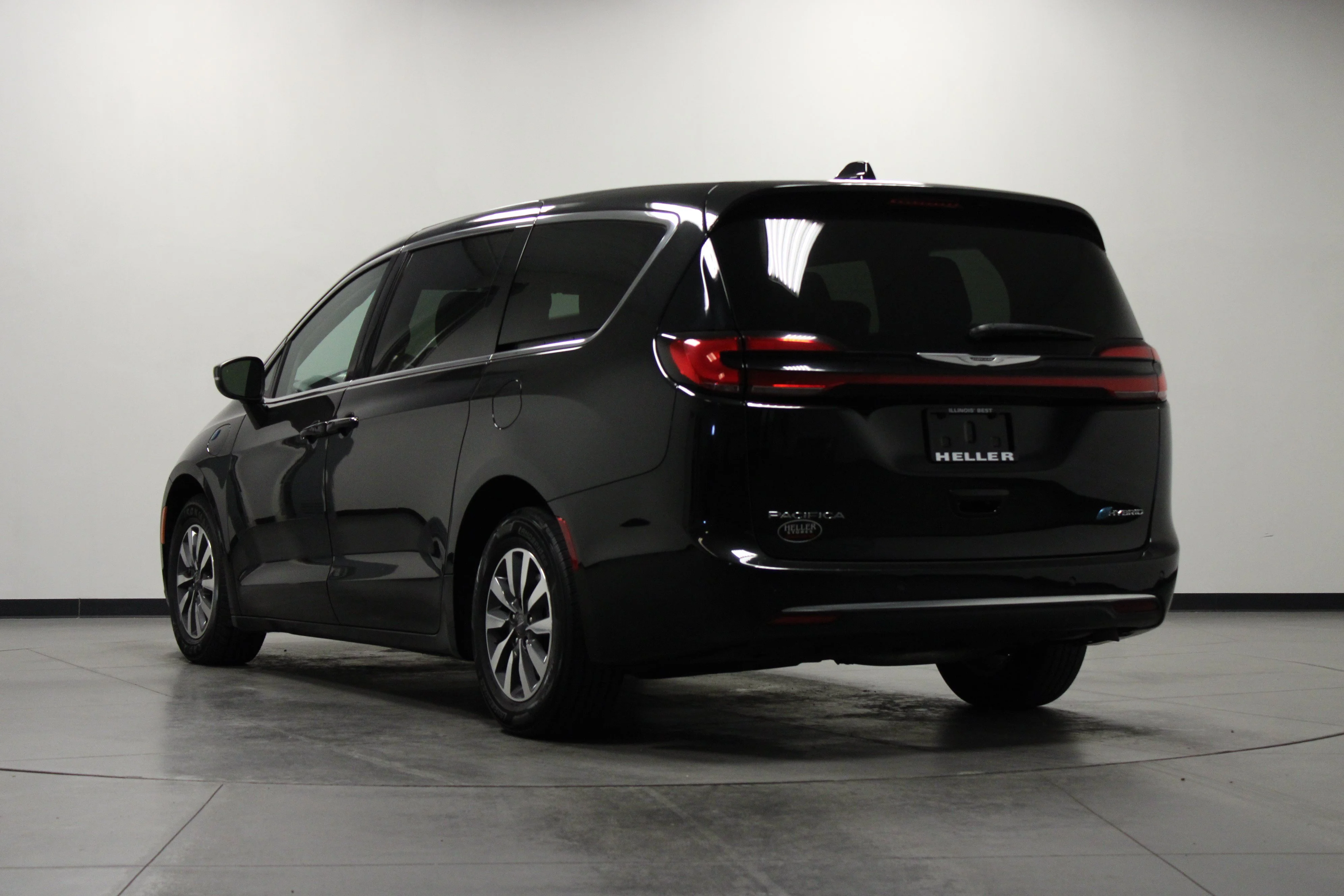Used 2023 Brilliant Black Crystal Pearlcoat Chrysler Hybrid Touring L image 6
