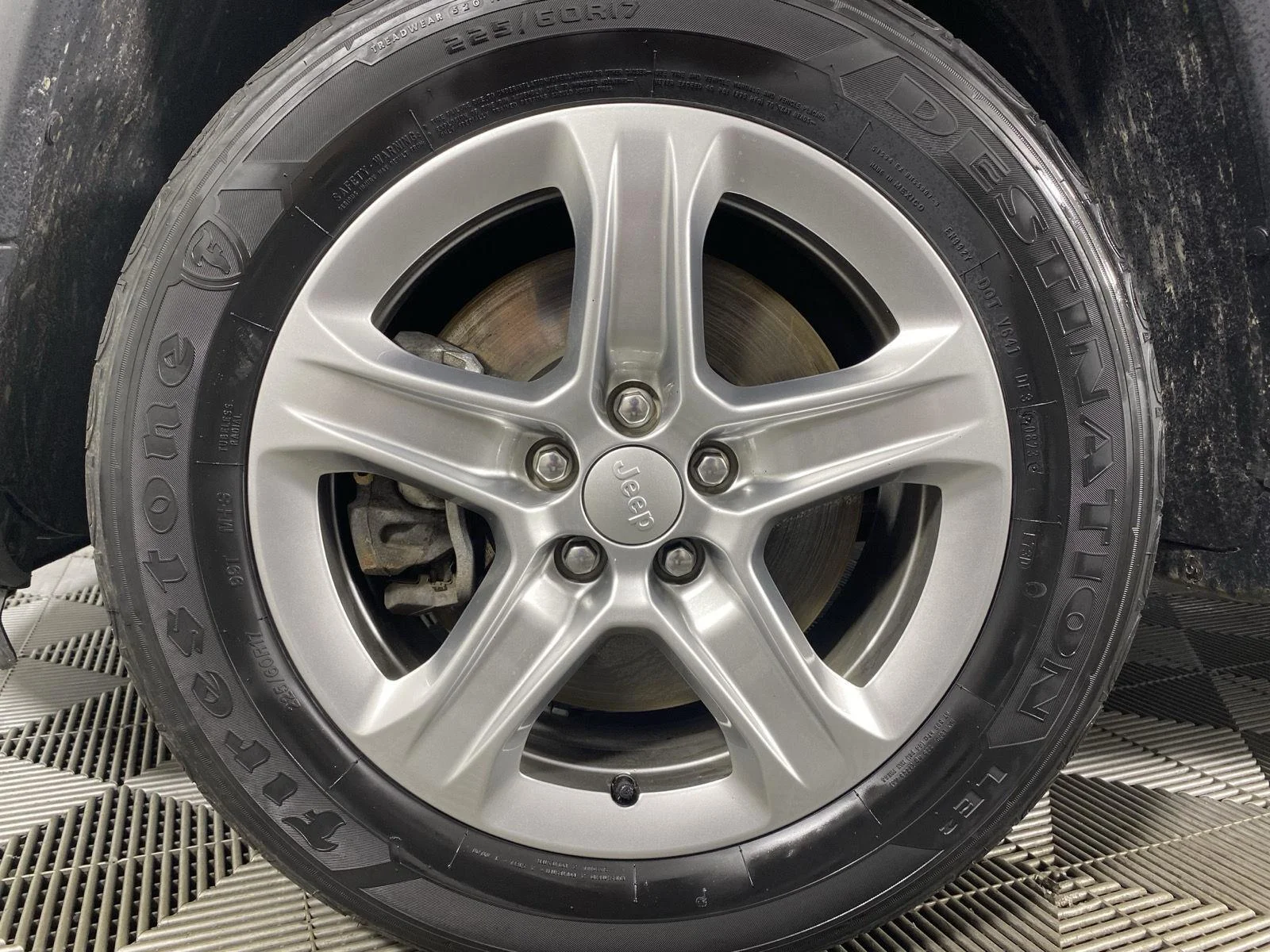 Used 2023 Sting-Gray Clearcoat Jeep Latitude image 12