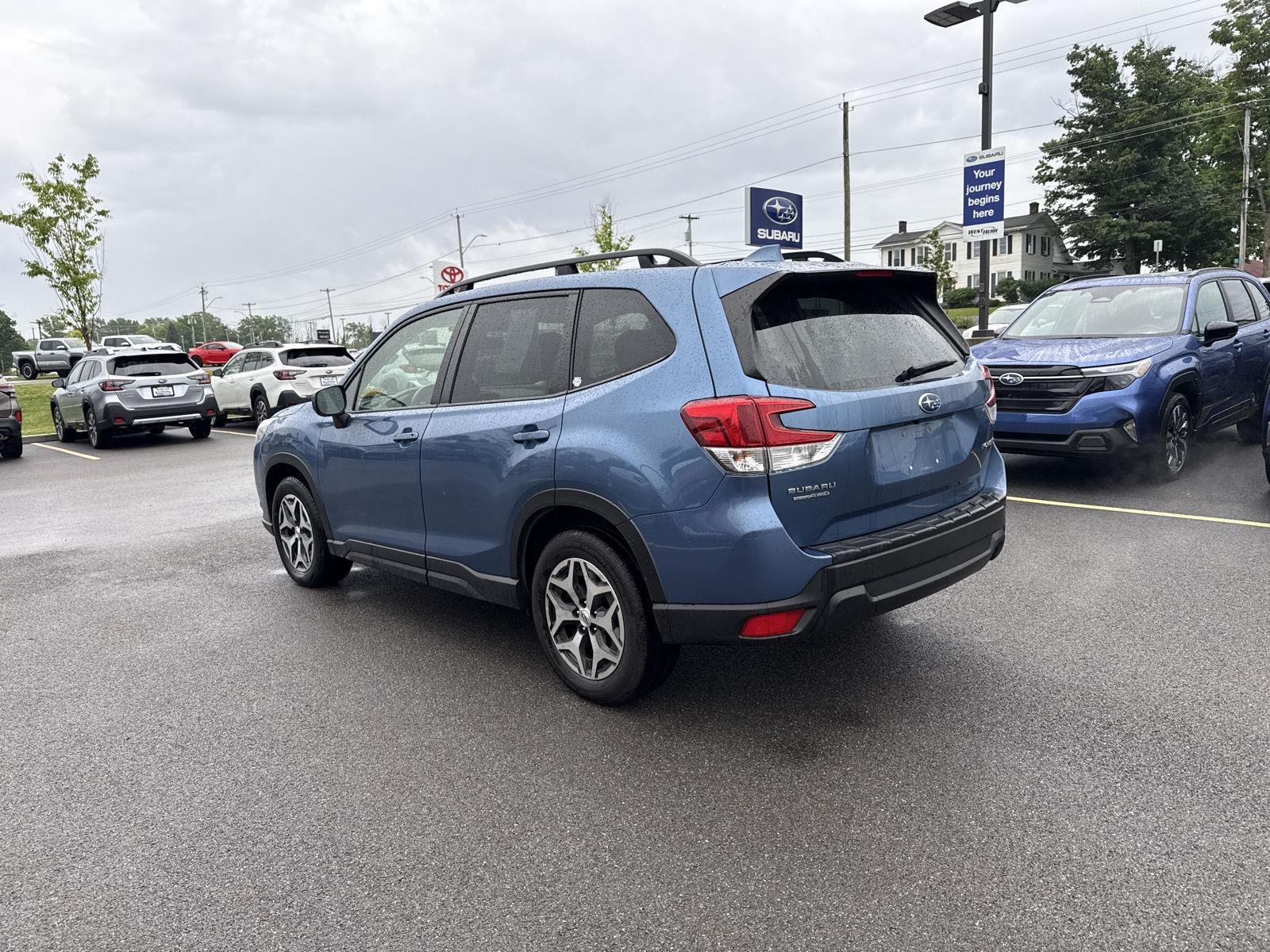 Used 2022 Horizon Blue Pearl Subaru Premium image 5