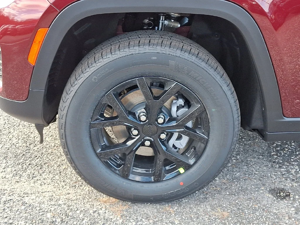 New 2025 Velvet Red Pearl-Coat Exterior Paint Jeep Altitude X image 19