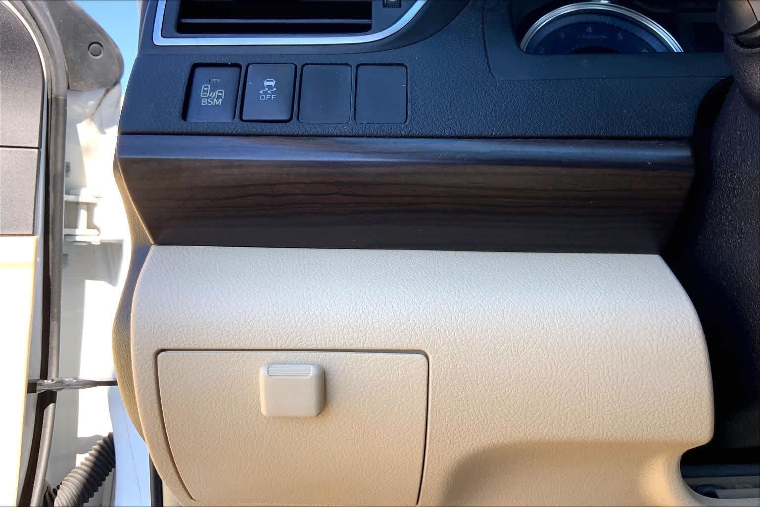 Used 2016 Super White Toyota XLE image 33