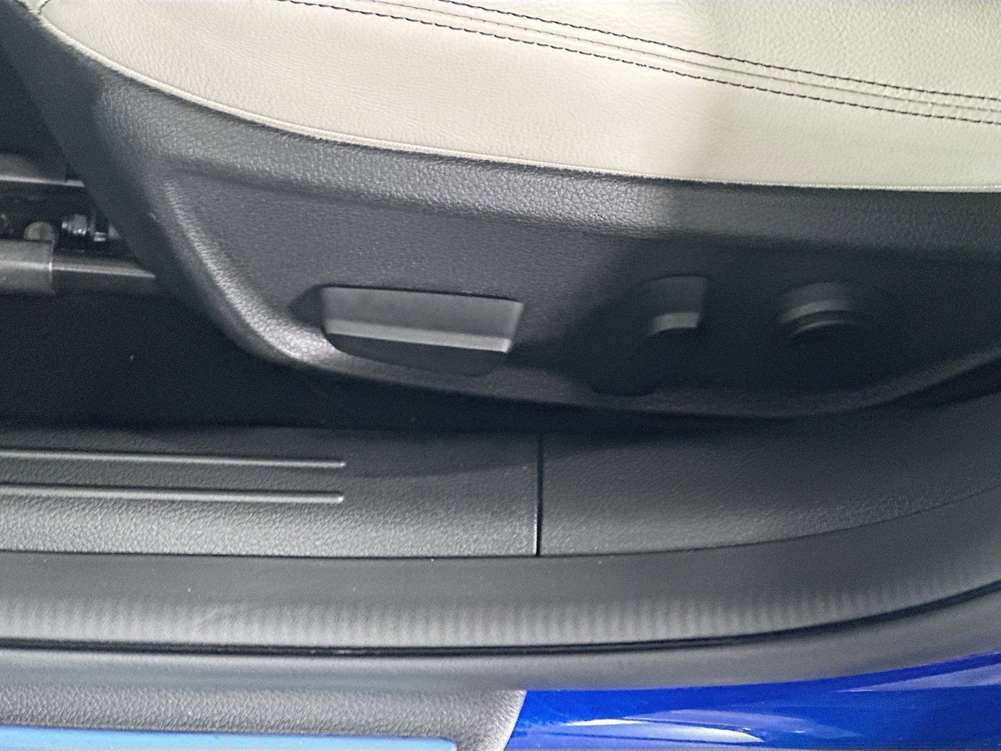 2025 GENESIS G70 Standard - Photo 13