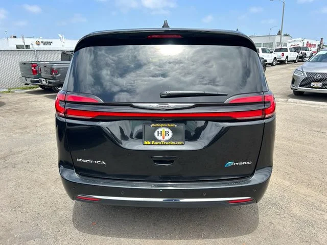 Used 2024 Brilliant Black Crystal Pearlcoat Chrysler Select image 5