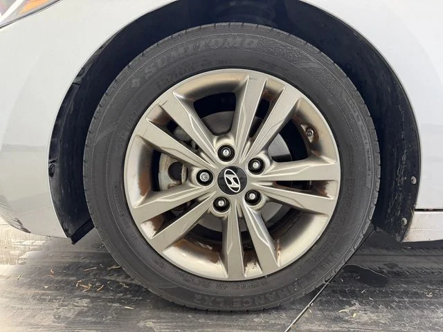 Used 2017 Shale Gray Metallic Hyundai SE image 10