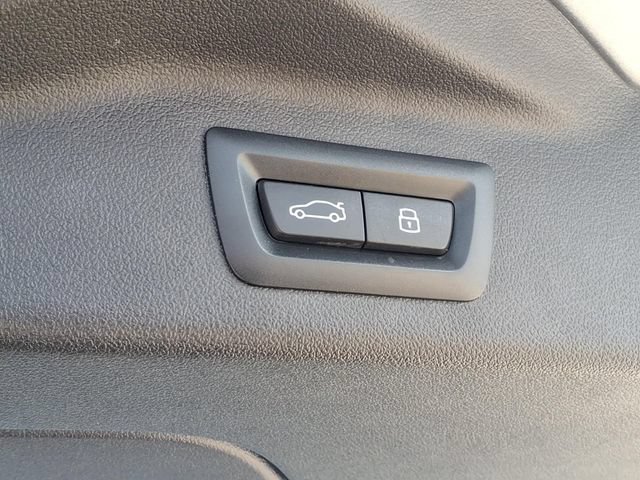 Used 2025  BMW xDrive40i image 32