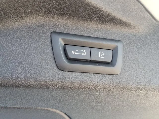 Used 2025  BMW xDrive40i image 32