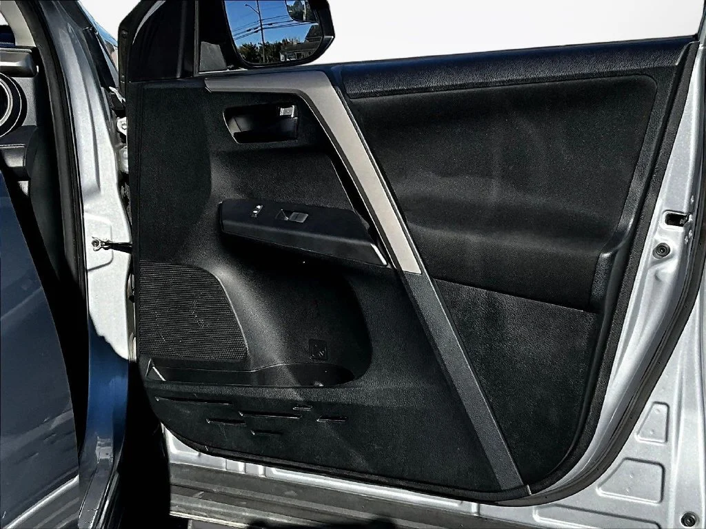 Used 2016 Silver Toyota LE image 29