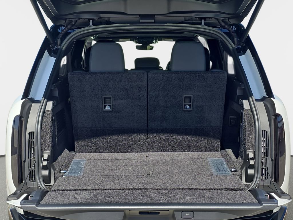 New 2026 Ostuni Pearl White LAND ROVER SE LWB 7-Seats / V8 image 15