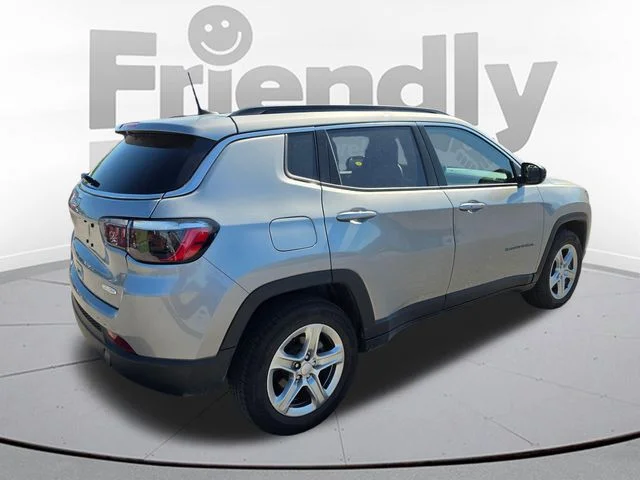 Used 2023 Silver Jeep Latitude image 5