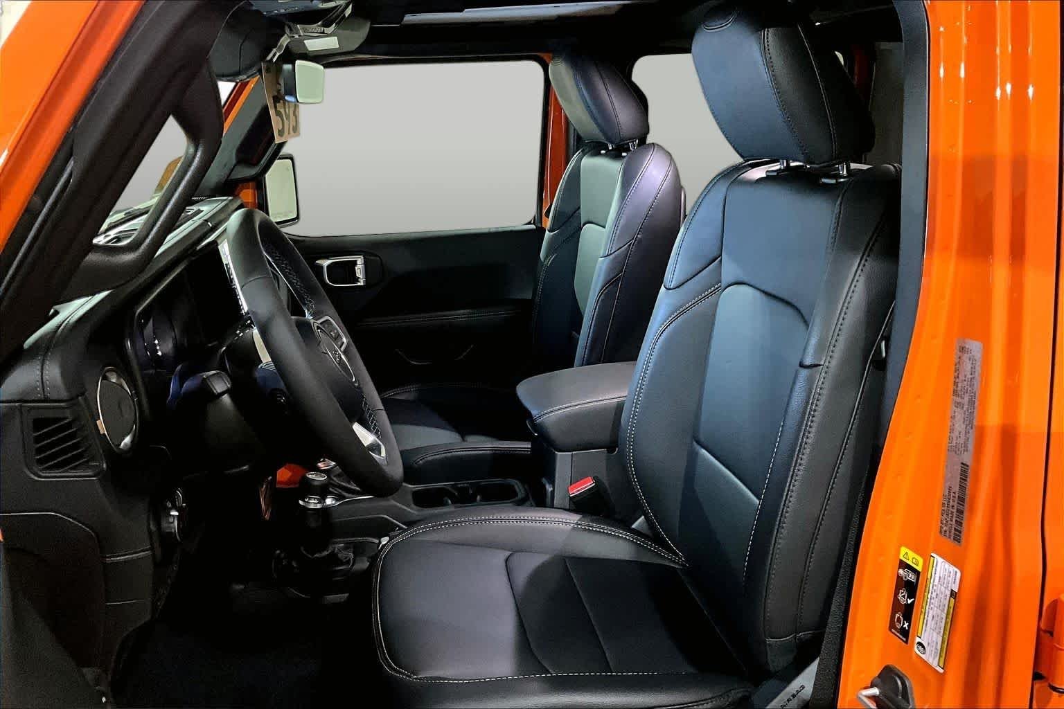 Used 2025 Joose Jeep Sahara image 8