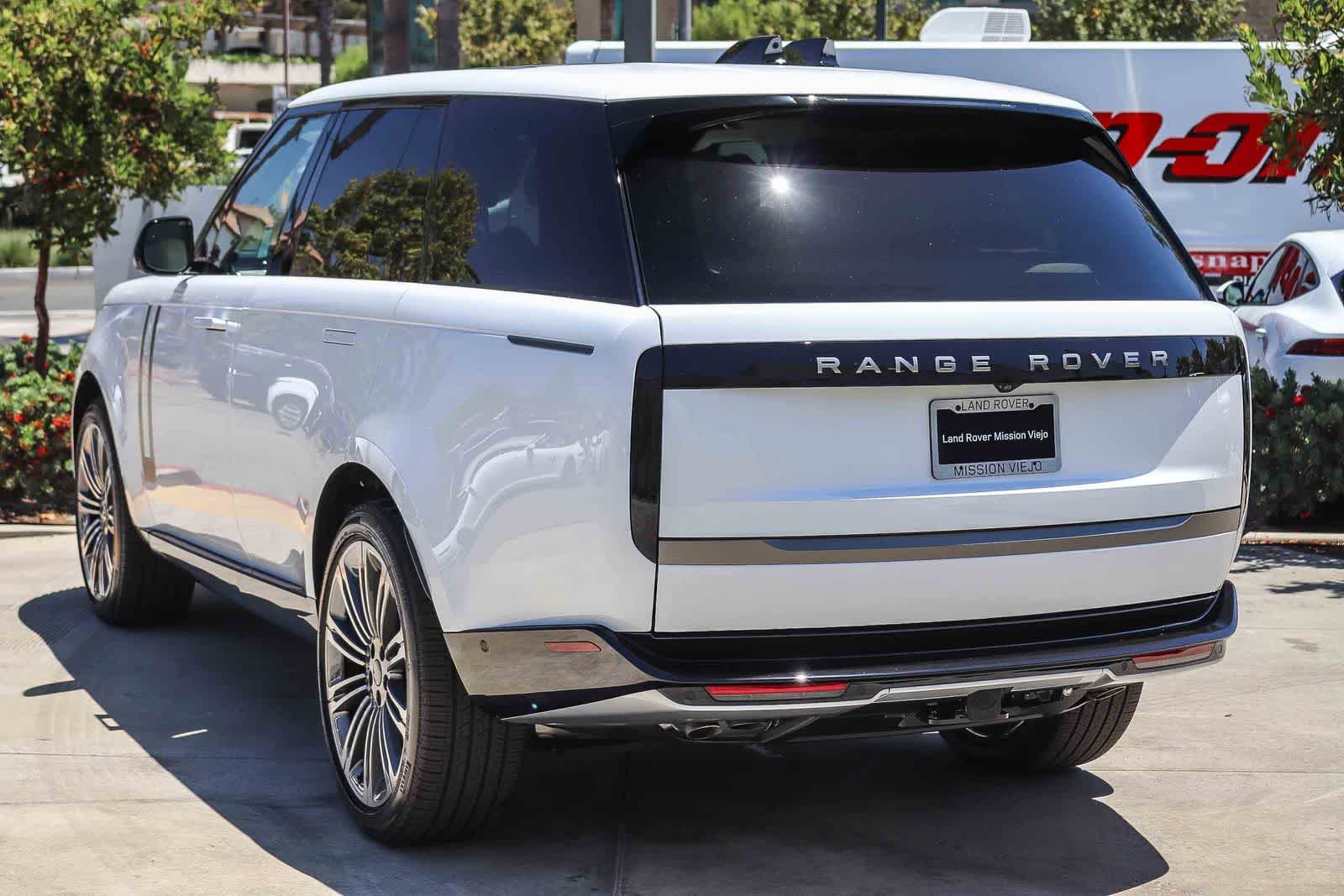 New 2026 Fuji White Land Rover SE image 4