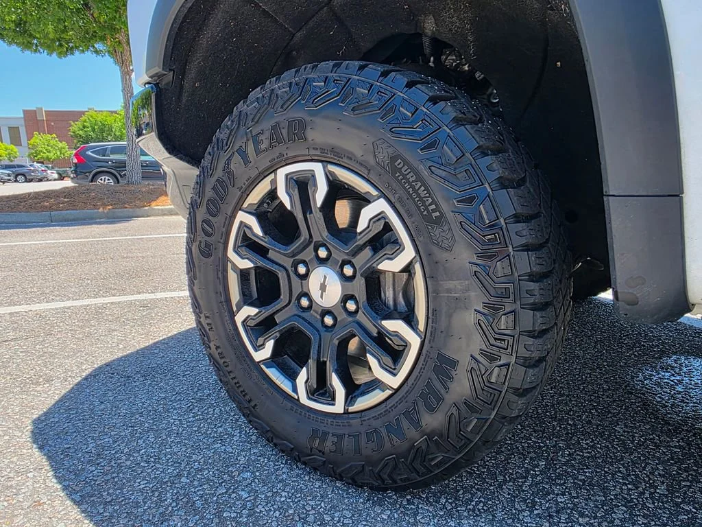 Used 2025 Summit White Chevrolet ZR2 image 36