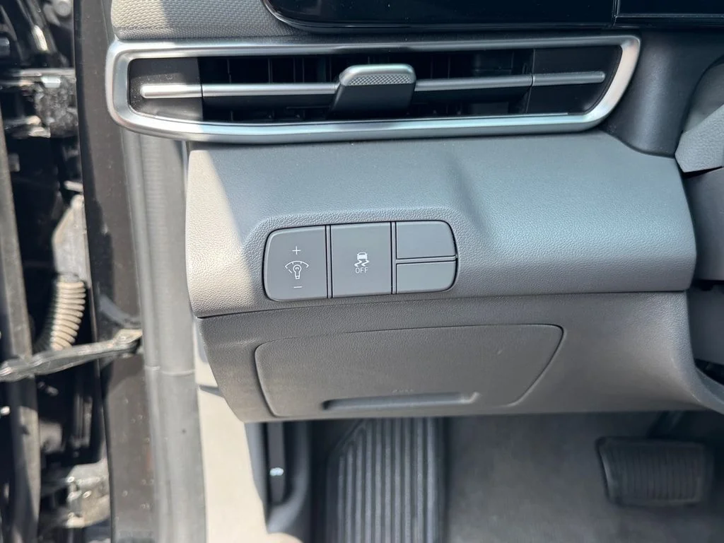 Used 2025 Black Hyundai SEL Convenience image 23